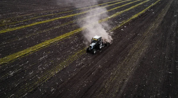 Campo de cultivo del tractor en primavera, vista aérea — Foto de Stock