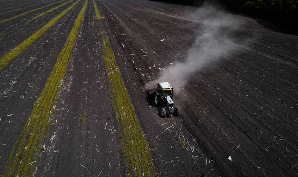 Campo de cultivo del tractor en primavera, vista aérea —  Fotos de Stock