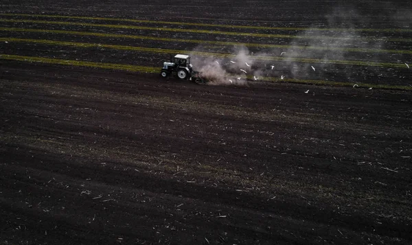 Campo de cultivo del tractor en primavera, vista aérea — Foto de Stock