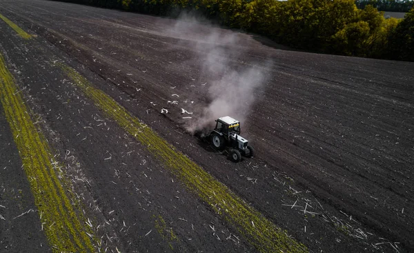 Campo de cultivo del tractor en primavera, vista aérea —  Fotos de Stock