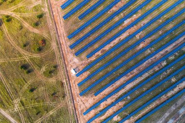 Kırsal bir çayıra yerleştirilmiş güneş panelleri.