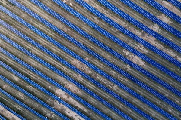Painéis solares colocados em um prado rural. — Fotografia de Stock