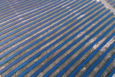 Kırsal bir çayıra yerleştirilmiş güneş panelleri.