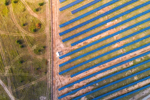 Paneles solares colocados en un prado rural. — Foto de Stock