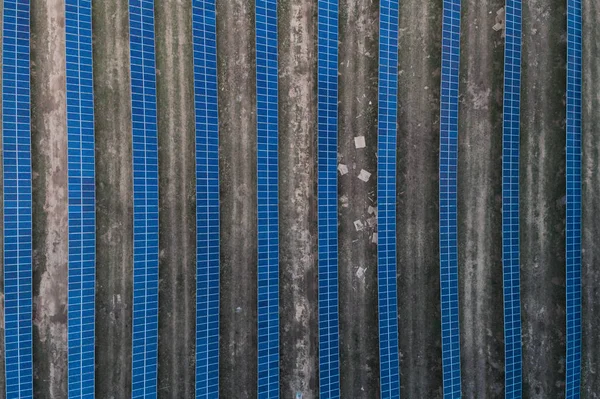 田舎の牧草地に設置された太陽光パネル. — ストック写真
