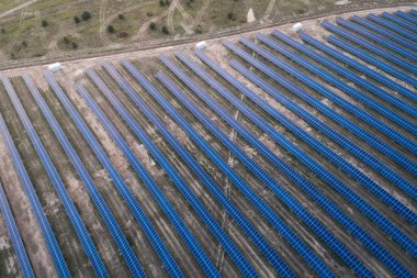 Kırsal bir çayıra yerleştirilmiş güneş panelleri.