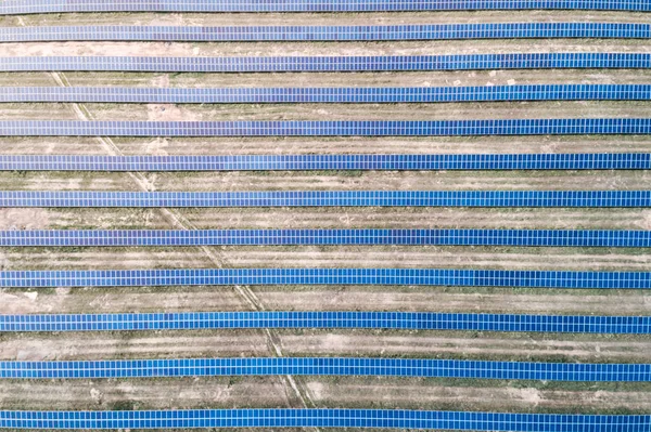 Paneles solares colocados en un prado rural. — Foto de Stock