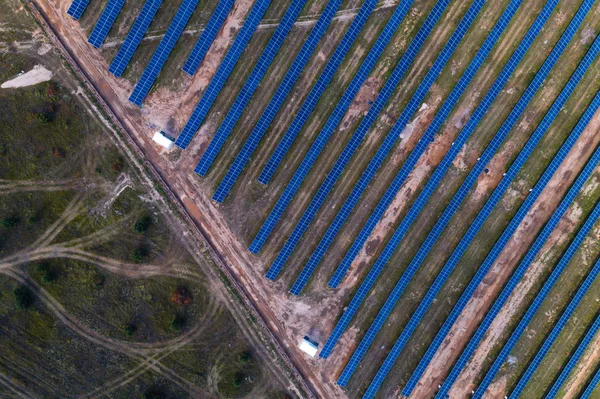 Sonnenkollektoren auf einer grünen Wiese platziert. — Stockfoto