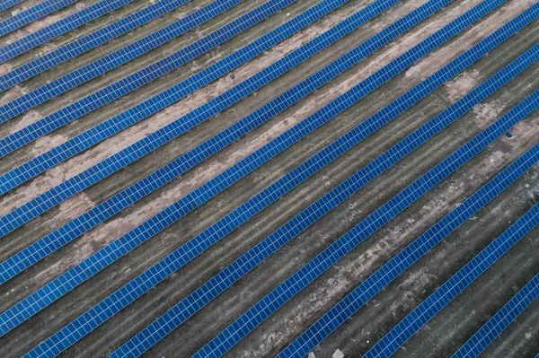 Panel surya ditempatkan di padang rumput pedesaan. — Stok Foto