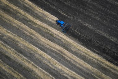 İlkbaharda traktör tarlası, hava manzarası.