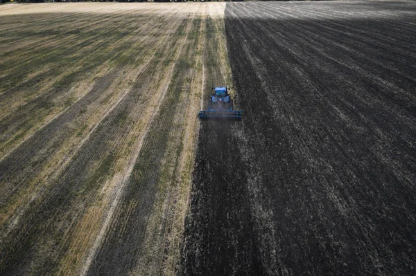 Champ de culture tracteur au printemps, vue aérienne — Photo