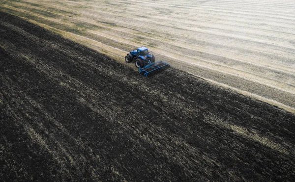Pěstování traktoru na jaře, letecký pohled — Stock fotografie