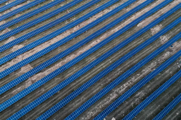 Zonnepanelen geplaatst op een landelijke weide. — Stockfoto