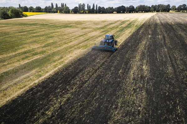 Champ de culture tracteur au printemps, vue aérienne — Photo