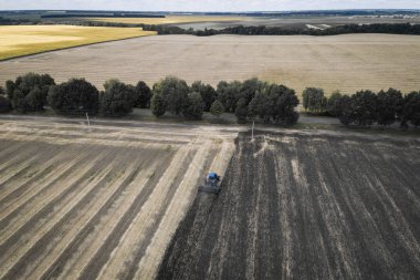İlkbaharda traktör tarlası, hava manzarası.