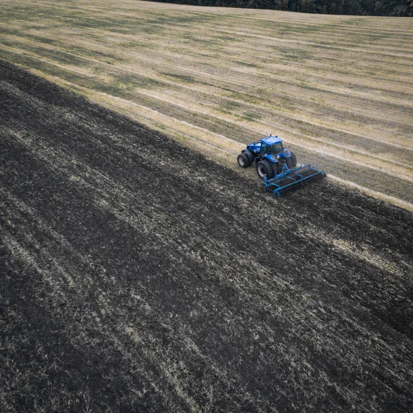 트랙터가 봄철에 밭을 경작하는 모습, 공중에서 본 광경 — 스톡 사진