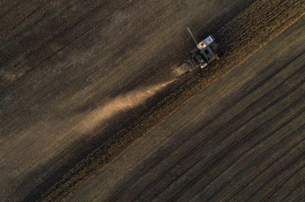 Raccoglitore che lavora in campo e falcia il grano. Ucraina. Vista aerea . — Foto Stock