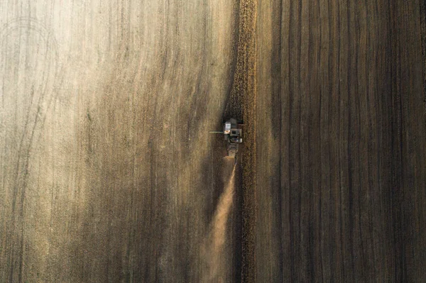 Pemanen bekerja di ladang dan memotong gandum. Ukraina. Tampilan udara . — Stok Foto