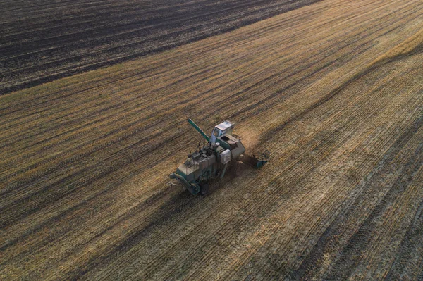 工作场和鬼脸小麦联合收割机。乌克兰。鸟瞰图. — 图库照片