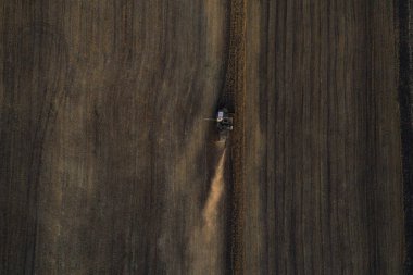 Çalışma alanı ve Mowser buğday hasat. Ukrayna. Havadan görünümü.