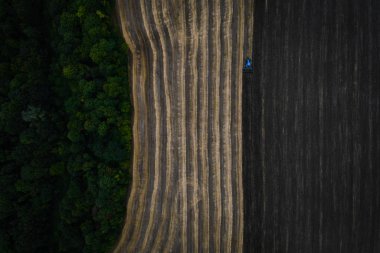İlkbaharda traktör tarlası, hava manzarası.