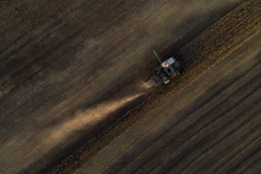 Çalışma alanı ve Mowser buğday hasat. Ukrayna. Havadan görünümü.