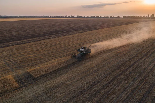 Çalışma alanı ve Mowser buğday hasat. Ukrayna. Havadan görünümü.
