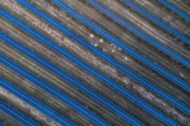 Kırsal bir çayıra yerleştirilmiş güneş panelleri.