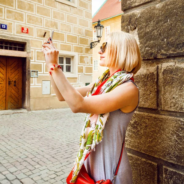 年轻女子在移动电话上在布拉格使照片 — 图库照片