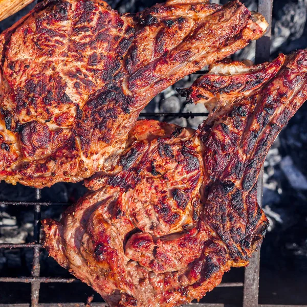 Carne prăjită pe grătar . — Fotografie, imagine de stoc