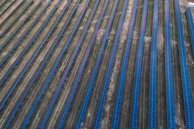 Kırsal bir çayıra yerleştirilmiş güneş panelleri.