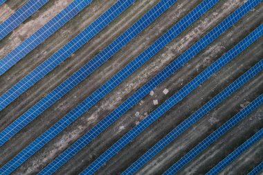 Kırsal bir çayıra yerleştirilmiş güneş panelleri.