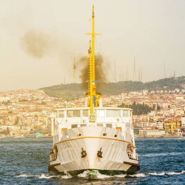 Gemi nakliye yolcuları şehir arka plan için. Istanbul. Türkiye