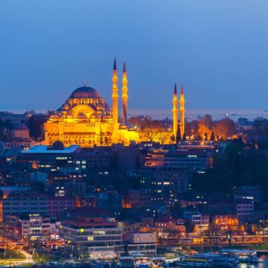 Istanbul'dan deniz alacakaranlıkta manzarası. Seyahat Türkiye
