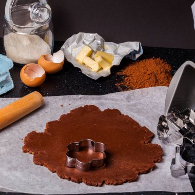 Çikolatalı kek shortcrust temel pasta pişirme işlemi.