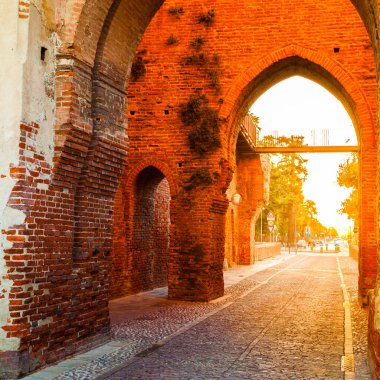 Cittadella küçük kasaba güneş doğarken çevreleyen savunma duvarı.