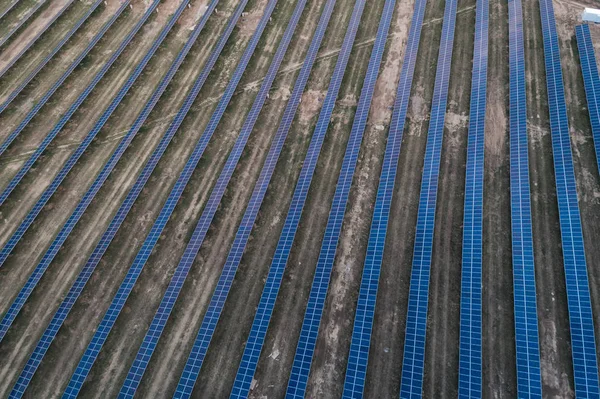 Kırsal bir çayıra yerleştirilmiş güneş panelleri.