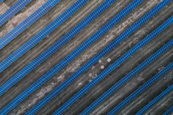 Kırsal bir çayıra yerleştirilmiş güneş panelleri.