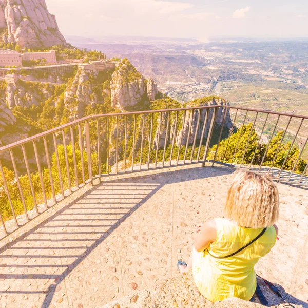 Kvinnliga resenären njuta av utsikten över Montserrat klostret nära Barcelona. — Stockfoto