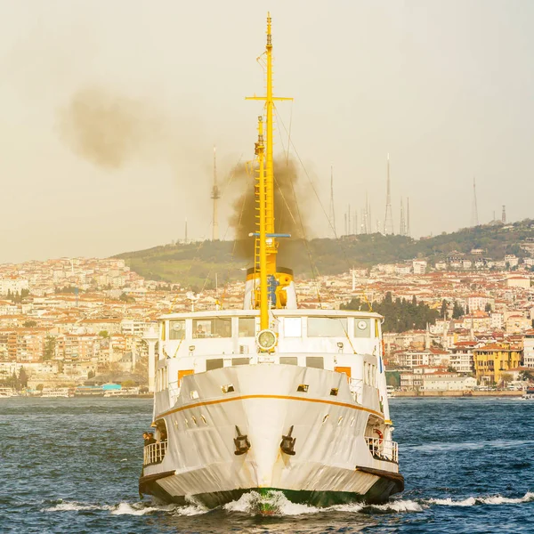 Statek do przewozu pasażerów na tle miasta. Istanbul. Turcja — Zdjęcie stockowe