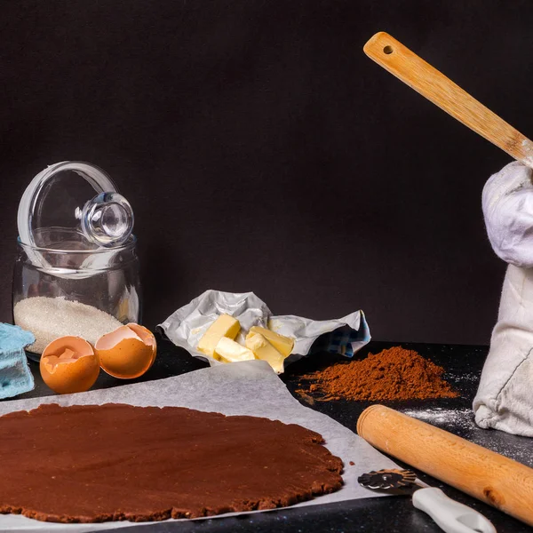 Der Prozess des Backens von Schokoladenkuchenbasis aus Mürbeteig. — Stockfoto