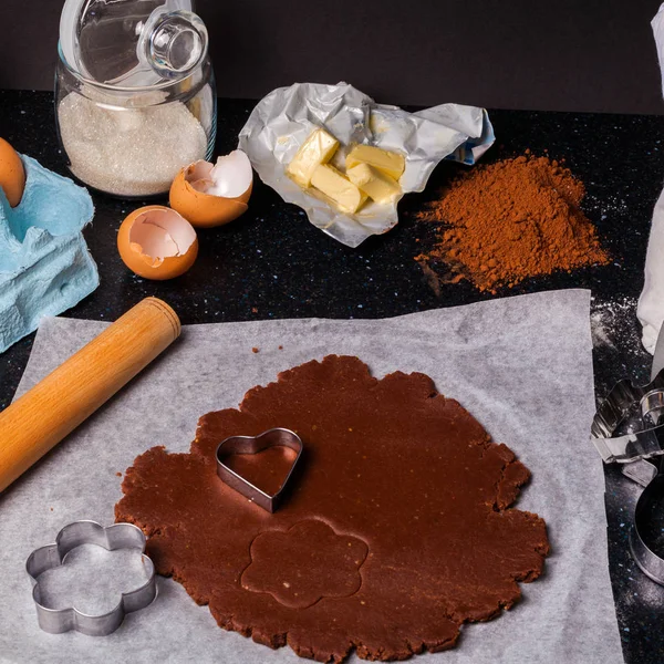 Çikolatalı kek shortcrust temel pasta pişirme işlemi.