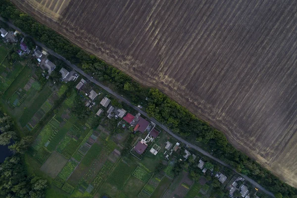 Panoramablick auf das Tal mit grünen, frischen Feldern und Dorf. Luftaufnahme der Landschaft — Stockfoto
