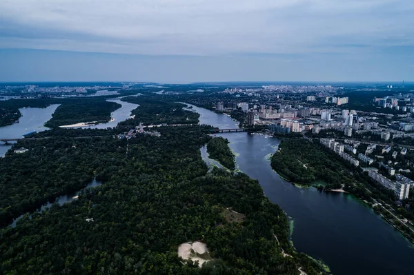 드니프르 강 키예프 시의 파노라마 전망. 도시의 중간에 큰 공원 지역. 공중 보기 — 스톡 사진