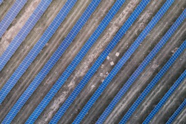 Kırsal bir çayıra yerleştirilmiş güneş panelleri.