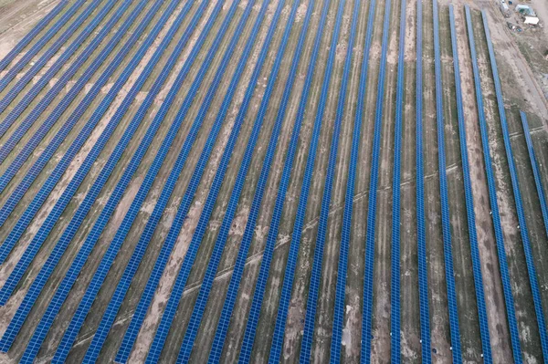 Kırsal bir çayıra yerleştirilmiş güneş panelleri. — Stok fotoğraf