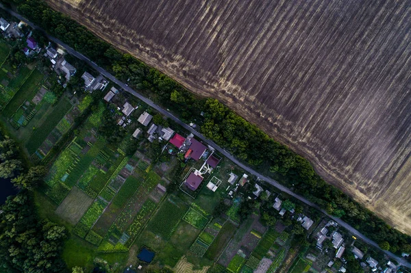 Panoramiczny widok na dolinę z zielonych pól świeże i wieś. Widok z lotu ptaka krajobraz — Zdjęcie stockowe