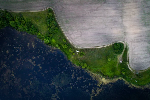 Vistas al campo con un hermoso lago al atardecer. Vista aérea. Desde arriba — Foto de Stock