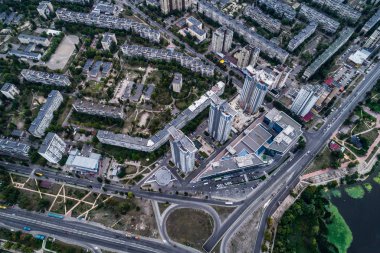 Yol kavşak ve evleri ile büyük bir metropolde bir yerleşim bölgesi. Bir alışveriş merkezi ile yeni inşa edilmiş bir konut kompleksi görünümü alt katlarda.