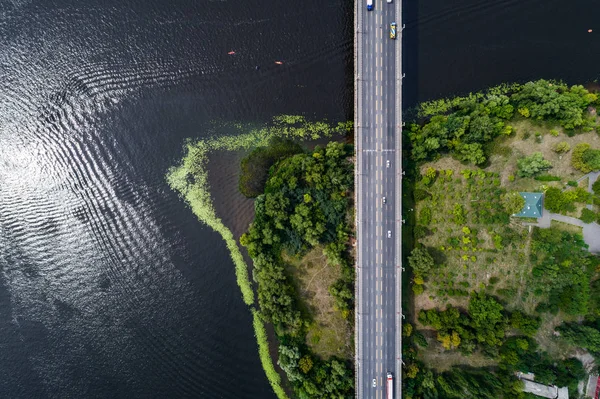 Köprü ve yol Dnepr Nehri nehir ortasında yeşil bir ada üzerinde havadan görünümü